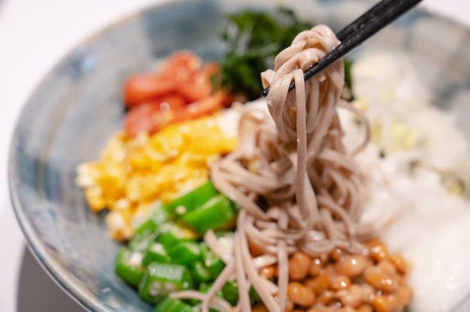 納豆やオクラなど、いろいろな具材が入ったそば