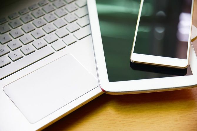 ノートパソコンとタブレット端末とスマホ