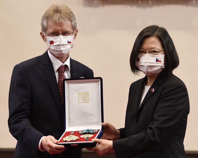 写真撮影に応じるチェコのミロシュ・ビストルチル上院議長（左）と台湾の蔡英文総統