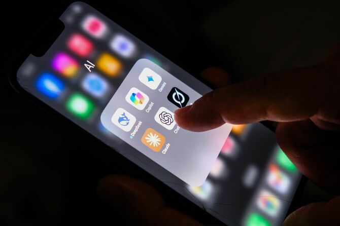 スマートフォンに並ぶAIアプリのアイコン