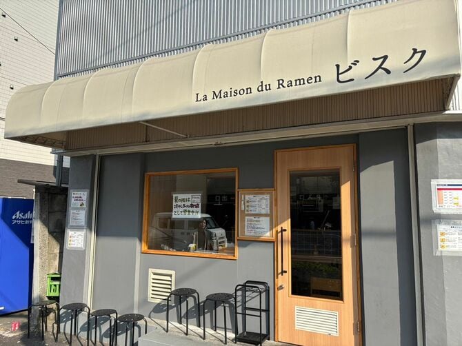 環七通り沿いに佇むフランス料理店のような外観。営業中はずらりと行列ができる