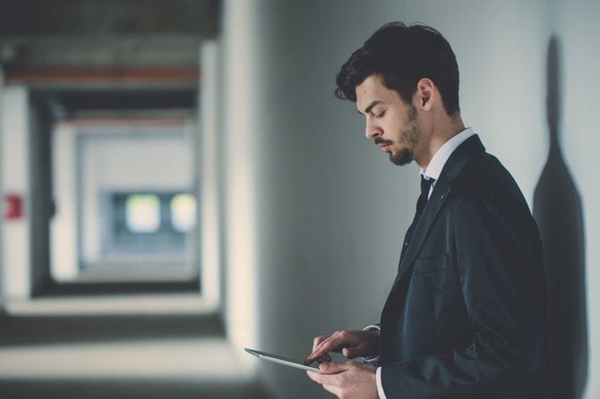 タブレットを持つ男性