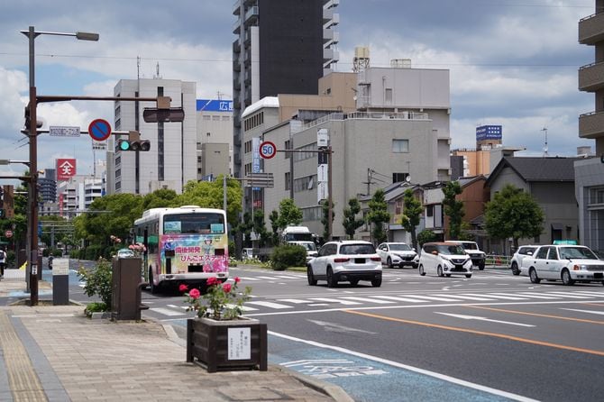 事故が起きた交差点「まなびの館ローズコム西」