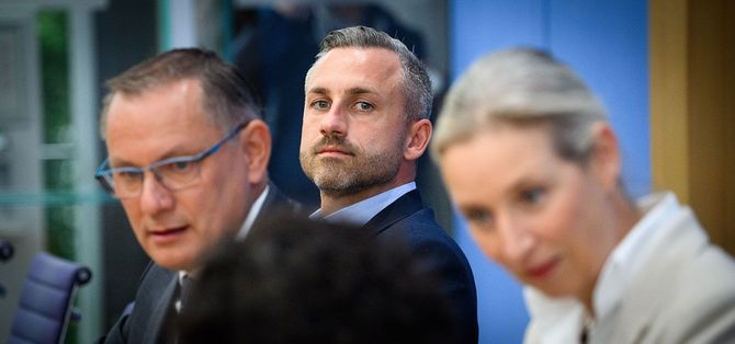 2026年9月7日、ザクセン・アンハルト州議会選挙の結果を受け、連邦記者会見で発言するAfDの連邦党首アリス・ワイデル氏(右)とティノ・クルパラ氏(左)、および同州におけるAfDの筆頭候補ウルリヒ・ジークムント氏