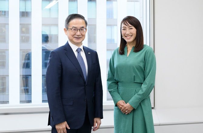イーオン社長の三宅義和氏（左）と元プロテニスプレイヤーの杉山愛氏（右）
