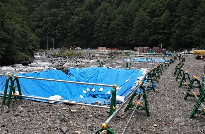 大井川支流の西俣川にあるJR東海のリニア工事現場（静岡市内）。この地中深くにリニアトンネルが建設される。