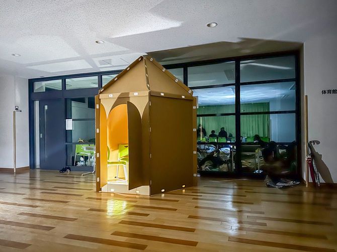 屋内に設置されたインスタントハウス