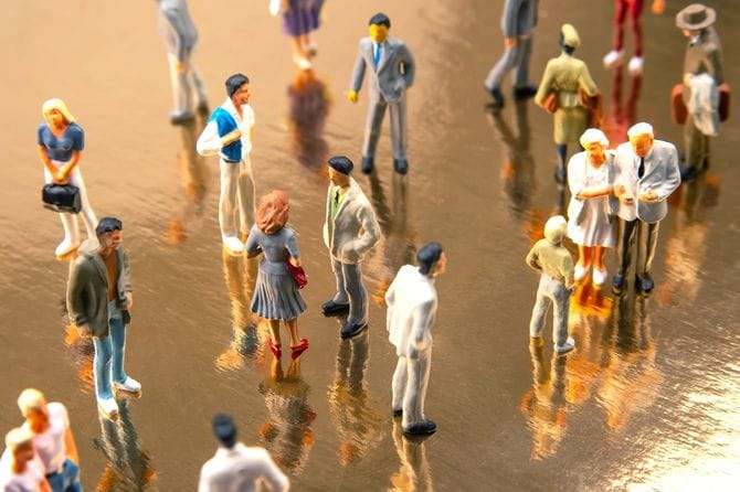 さまざまな人々をミニチュア人形で再現