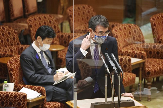 参院内閣委員会の閉会中審査で答弁する河野太郎行政改革担当相(右)。左後方は西村康稔経済再生担当相