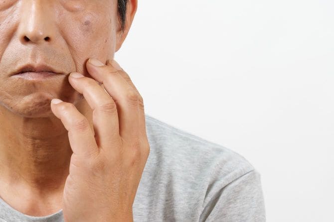 顔を気にするシニア男性