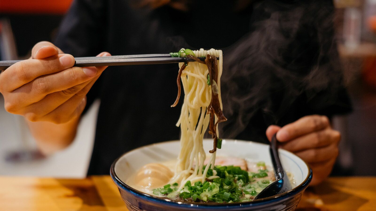 ｢別腹なのはデザートだけではない｣飲み会後にシメのラーメンを食べたくなる"医学的な理由" 好物を見ると胃は自然にふくらむ