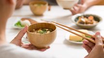 ｢シュッとした中高年｣は毎日食べている…体内の｢倍速老化｣を防ぐ｢1日8000歩､朝食前の歯磨き｣あと一つは?