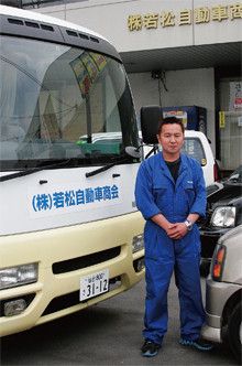 若松光浩●若松自動車商会 仙台本店店長。1964年生まれ。店舗はいまだ危険な状態のため、写真左のキャンピングカーで営業中。休日は空手で体を鍛える。