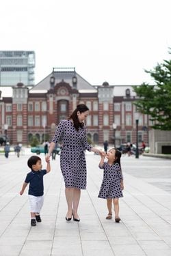 親子ワンピースを着る中川さんと長女