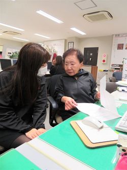 総務部の玉置泰子さん。社員と家族のように接する。