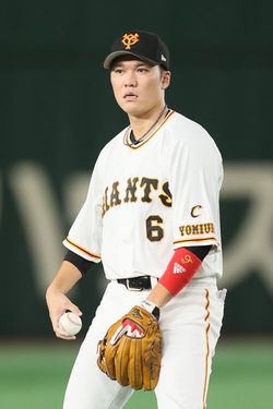 イニング間にキャッチボールする巨人の坂本勇人