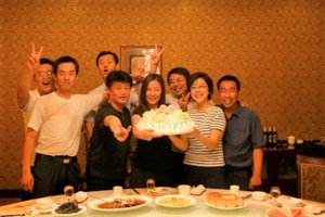 中国の工場の人たちと田澤恵津子さん（中央）