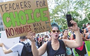 ワクチン接種などの義務化に抗議するデモ（米ニューヨーク）。