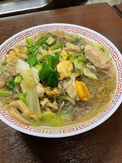 大阪市西成区、飛田新地に向かう商店街のなかにある福清料理店の海鮮はるさめ。見た目は無骨だが、出汁がきいていて大変美味しい。福清料理は日本ではマイナーだが、西成区の中国人は福建省北部の福清市出身者が多いのだ。