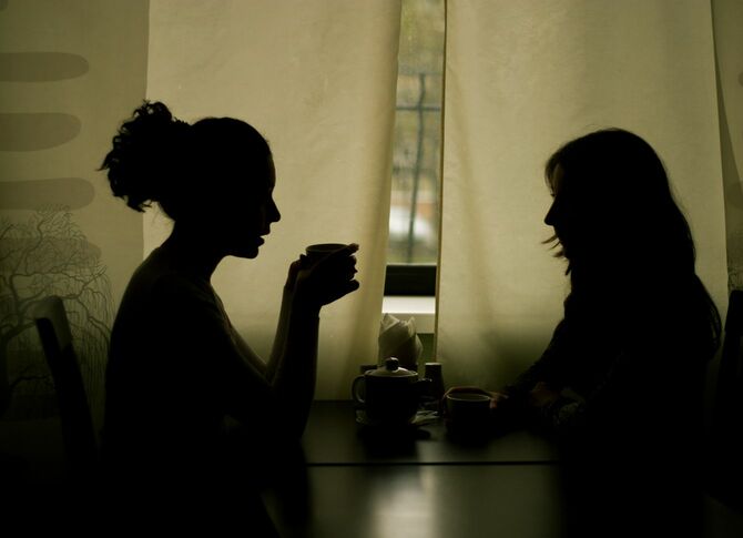 カフェでお茶をする女性2人のシルエット