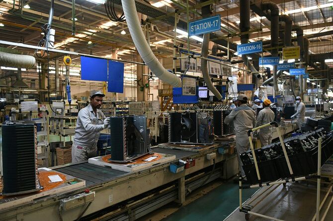 インドの首都ニューデリーから南西に約120km離れたニムラナにあるダイキンのエアコン工場で、生産ラインに立つインド人労働者たち。＝2018年11月23日