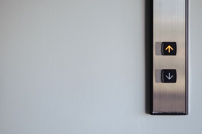 エレベーターのボタン