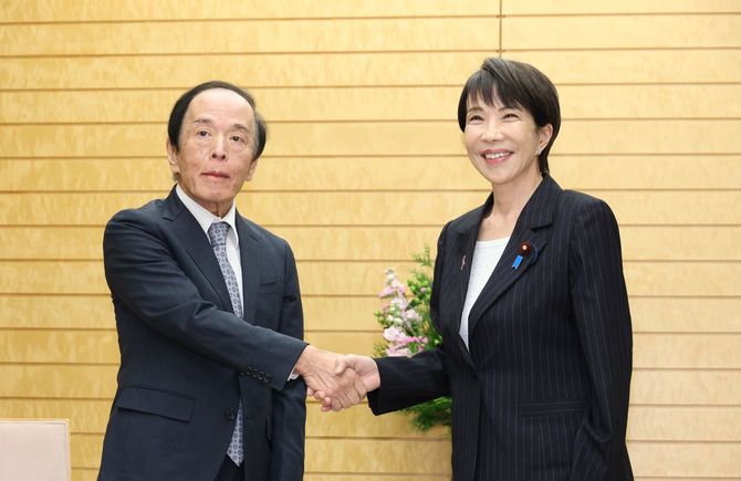 会談を前に握手する高市早苗首相（右）と日本銀行の植田和男総裁＝2025年11月18日、首相官邸