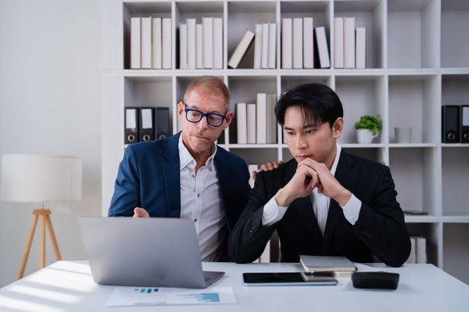 ビジネスメンターが若くて熱心な従業員にサポートと指導を提供