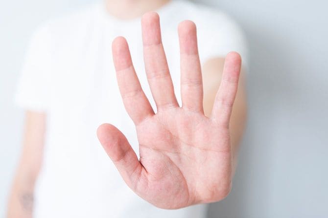 男のジェスチャー停止