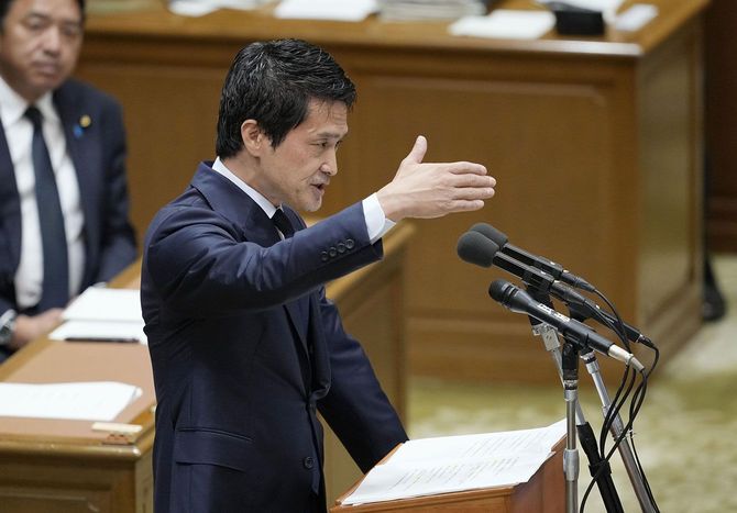 党首討論で高市早苗首相に質問する中道改革連合の小川淳也代表=2026年7月15日、国会