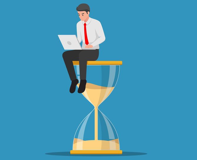 大きな砂時計の上に座って、ノートパソコンで作業しているビジネスマンのイラスト