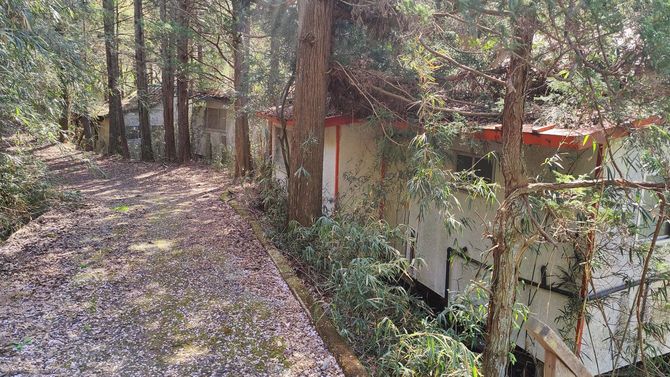 建売販売された1980年代の別荘。簡素な造りで、隣家とも密接している。（茨城県鉾田市）