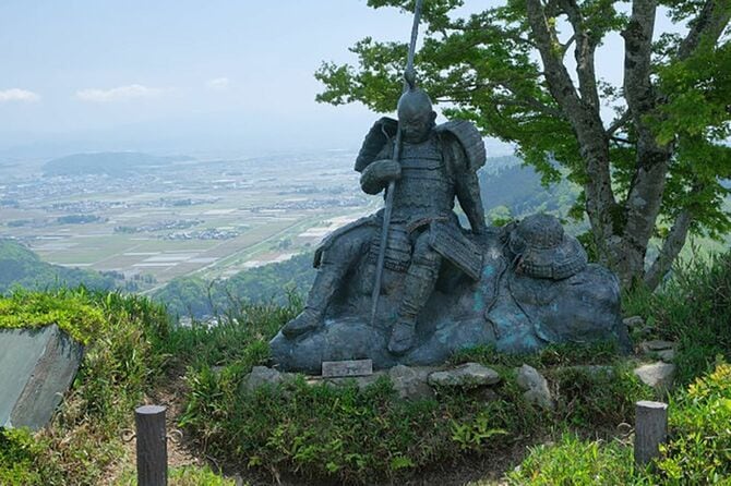 賤ヶ岳の古戦場にある武将像