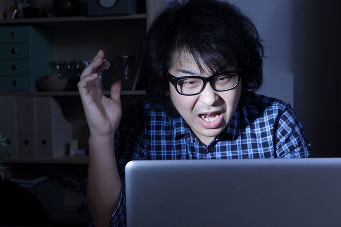 SNSに投稿する男性