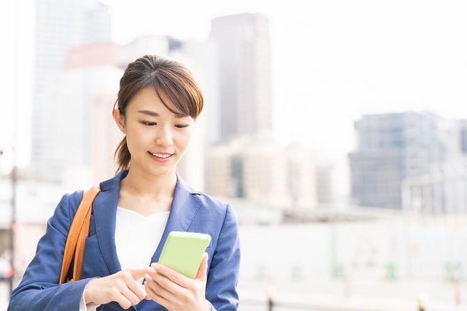 スマートフォンを見る女性