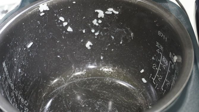象印は米粒が内側につきやすい。しゃもじでほぐしているときに、潰れてしまうことがあるからだ