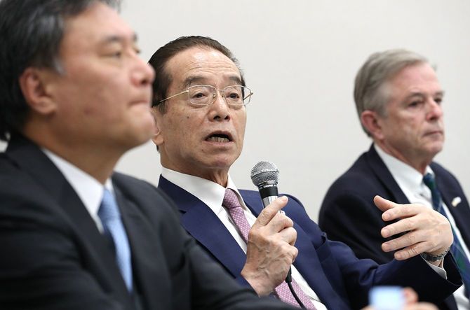 現経営陣を交代させる株主提案について記者会見する積水ハウスの和田勇前会長（中央）ら