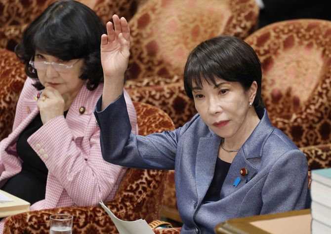 衆院予算委員会で挙手する高市早苗首相(右)=2025年12月10日午前、国会内