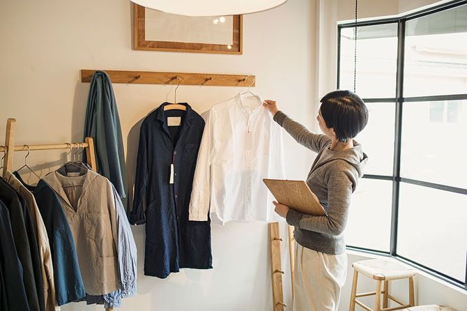 洋服屋で働く女性