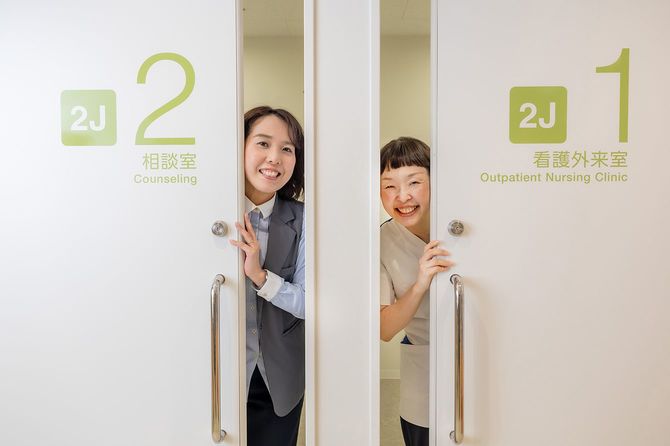 （写真左から）近畿大学がん相談支援センター相談員、社会福祉士の仲川紋子さん、近畿大学がん相談支援センター相談員、緩和ケア認定看護師の遠藤美幸さん