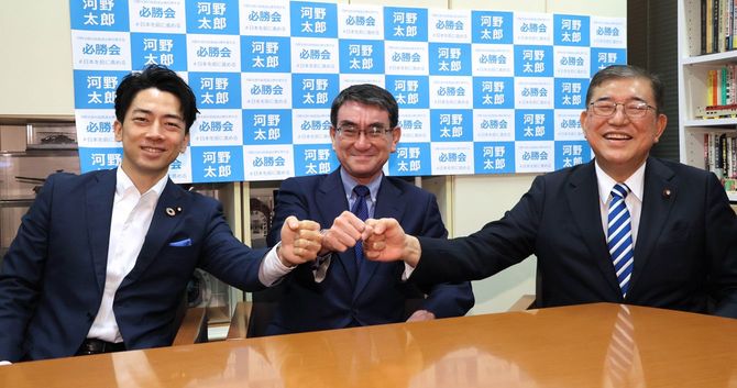 自民党総裁選に向け、地方創生に関する座談会に臨む（左から）小泉進次郎環境相、河野太郎規制改革担当相、石破茂元幹事長＝2021年9月19日、東京・永田町の衆院議員会館