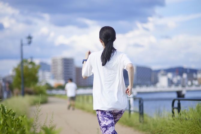 屋外で運動する若い日本人女性
