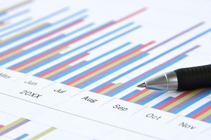 ビジネスの棒グラフと置かれたペン