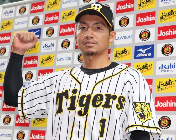 プロ野球開幕戦・阪神―ヤクルト／撮影に応じる鳥谷