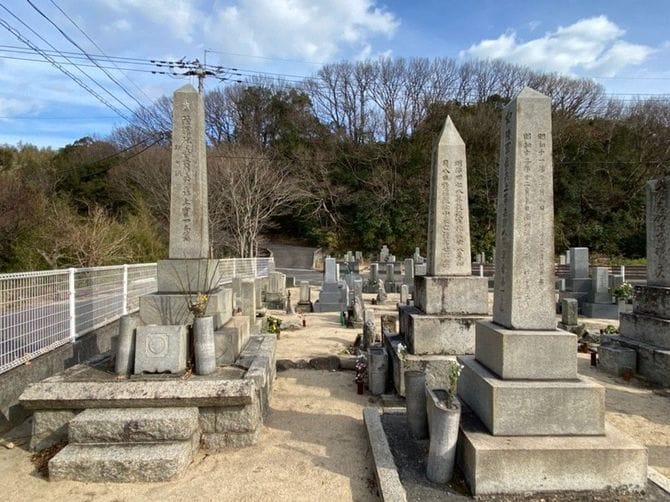 英霊の墓である奥津城。オベリスクのように尖塔型