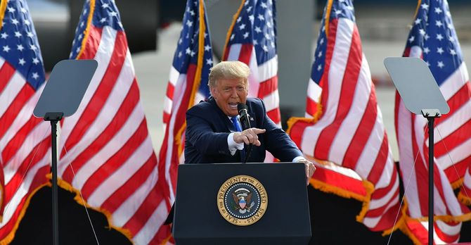 米国ノースカロライナ州グリーンビルで演説するドナルド・トランプ大統領=2020年10月15日