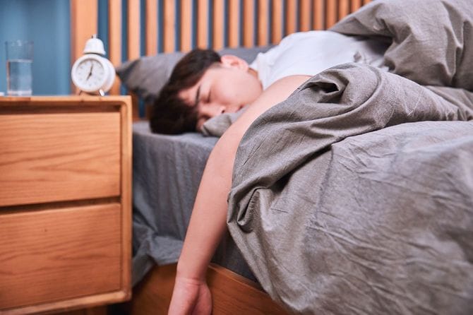 ベッドで寝ている男