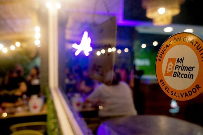 2024年11月13日、サンサルバドルのレストランでビットコイン決済を促す看板