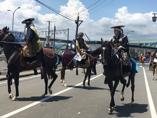 アスファルトの道路を騎馬武者が練り歩く。