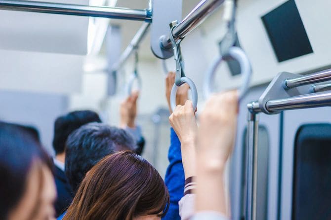 混雑した列車の吊り革